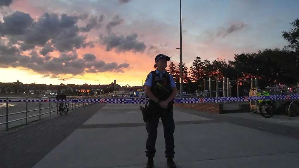Die-Polizei-sperrt-einen-Bereich-am-Bondi-Beach-nach-einem-gemeldeten-Zwischenfall-in-Sydney-ab