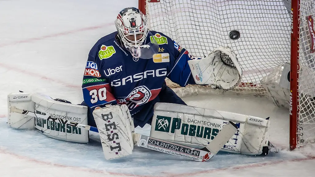Torhueter-Jake-Hildebrand-blieb-beim-Sieg-der-Eisbaeren-Berlin-ohne-Gegentreffer