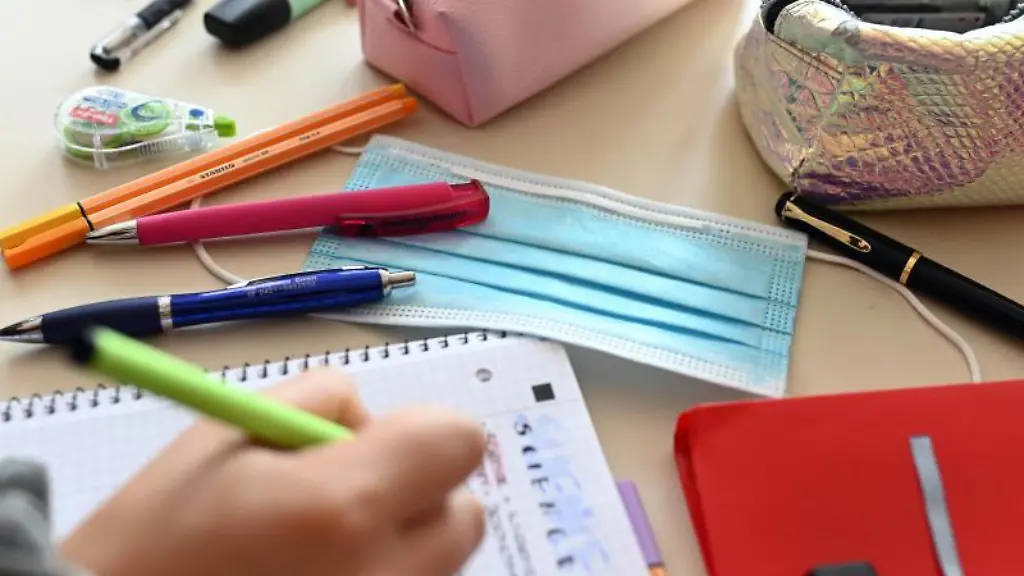 In-einer-Schule-liegt-waehrend-einer-Unterrichtsstund-ein-Mund-Nasen-Schutz-auf-dem-Tisch