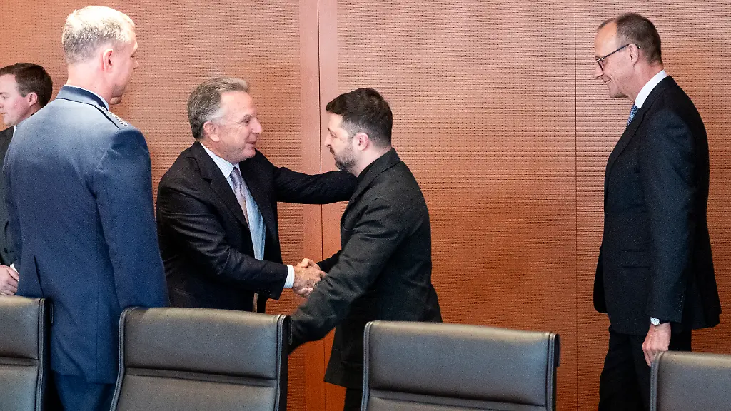 Wolodymyr-Selenskyj-2-v-r-Praesident-der-Ukraine-begruesst-neben-Bundeskanzler-Friedrich-Merz-CDU-r-den-Sondergesandte-Steve-Witkoff-2-v-l-zu-Beginn-ihres-Treffens-im-Kanzleramt-US-Vertreter-wollen-in-Berlin-mit-Ukrainern-und-Europaeern-ueber-einen-moeglichen-Waffenstillstand-beraten