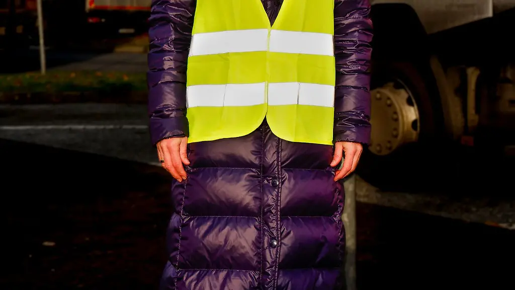 Bischoefin-Steen-verteilt-Weihnachtsgeschenke-an-Lkw-Fahrer