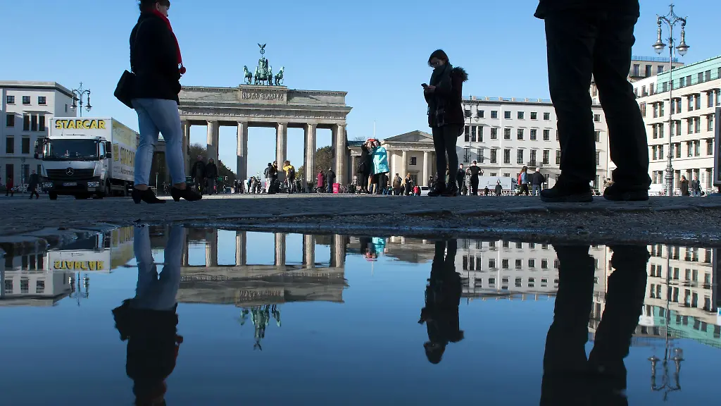 Ein-Lkw-von-Starcar-steht-am-Brandenburger-Tor