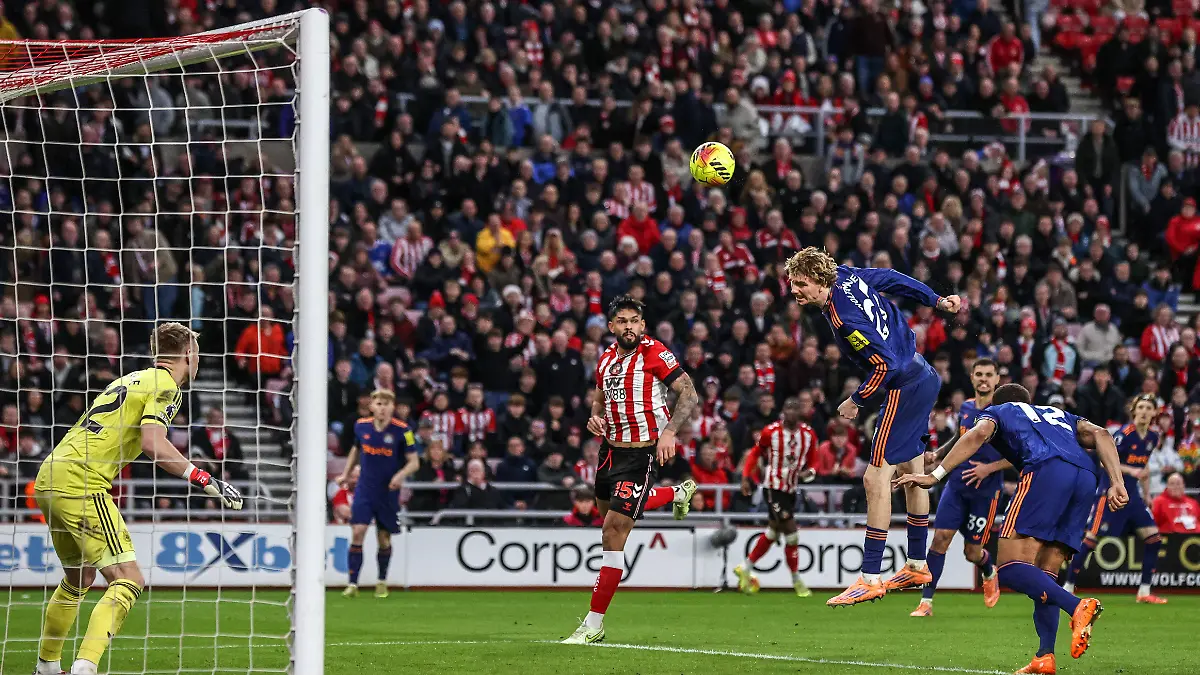 Premier-League-Sunderland-v-Newcastle-United-Sunderland-take-the-lead-by-an-own-goal-from-Nick-Woltemade-of-Newcastle-United-making-it-1-0-during-the-Premier-League-match-Sunderland-vs-Newcastle-United-at-Stadium-Of-Light-Sunderland-United-Kingdom-14th-December-2025-Photo-by-Alfie-Cosgrove-News-Images-Sunderland-Stadium-Of-Light-Tyne-and-Wear-United-Kingdom-Copyright-xAlfiexCosgrove-NewsxImagesx