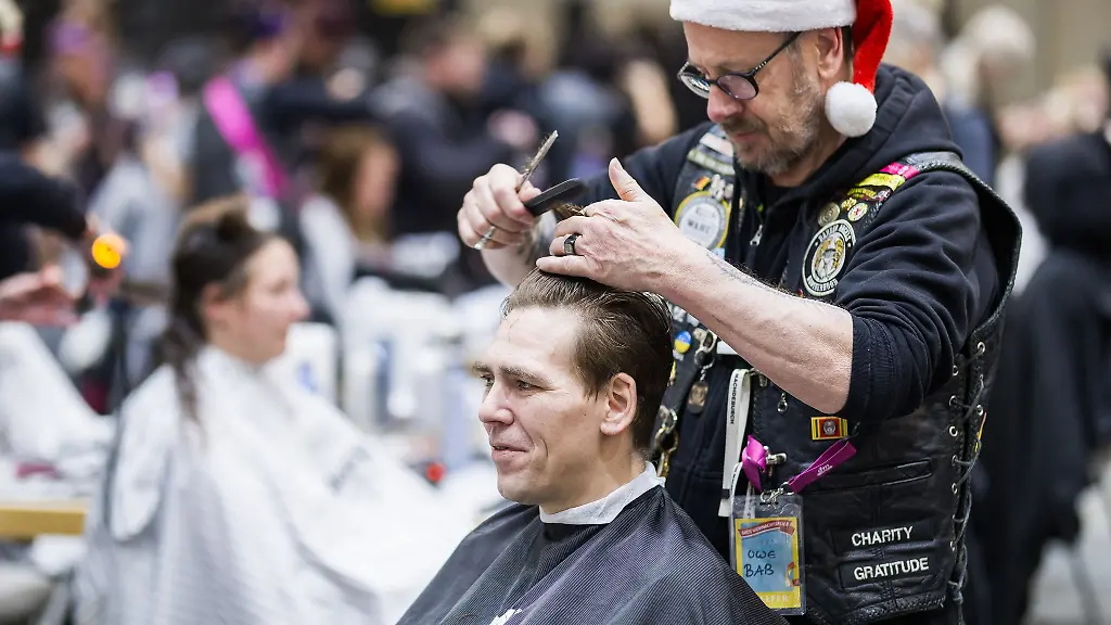 Rund-400-Menschen-erhielten-einen-neuen-Haarschnitt