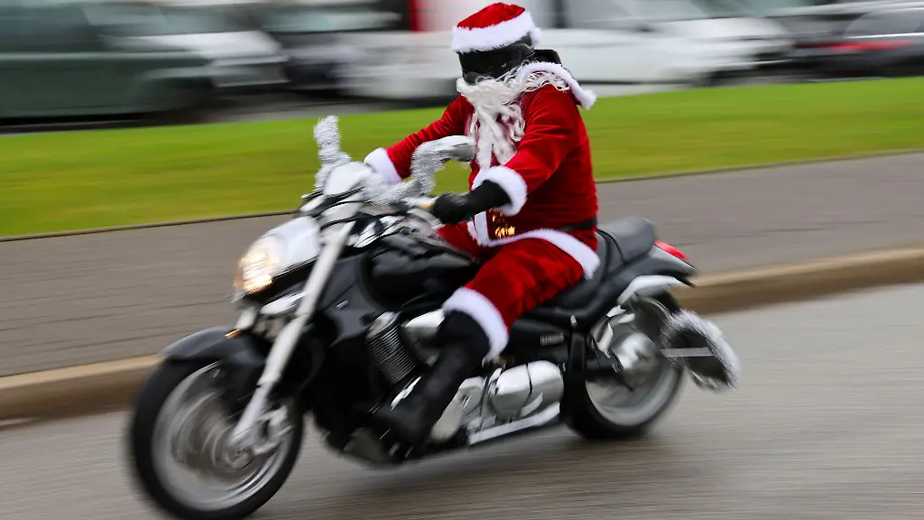 Der-gestuerzte-Motorradfahrer-war-mit-einer-ganzen-Kolonne-an-als-Weihnachtsmann-verkleideten-Bikern-unterwegs-gewesen