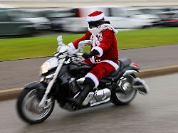 Rheinland-Pfalz & Saarland: Benefiz-Weihnachtsmann stürzt mit Motorrad – fünf Verletzte