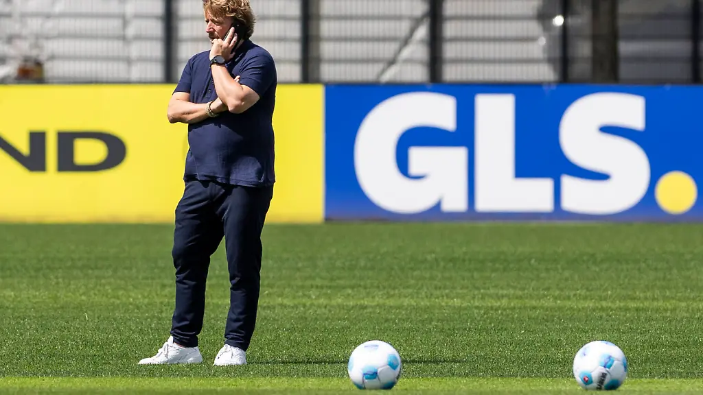 Trainingsauftakt-Borussia-Dortmund-11-07-2024-Sven-Mislintat-telefoniert-Trainingsauftakt-von-Borussia-Dortmund-am-11-07
