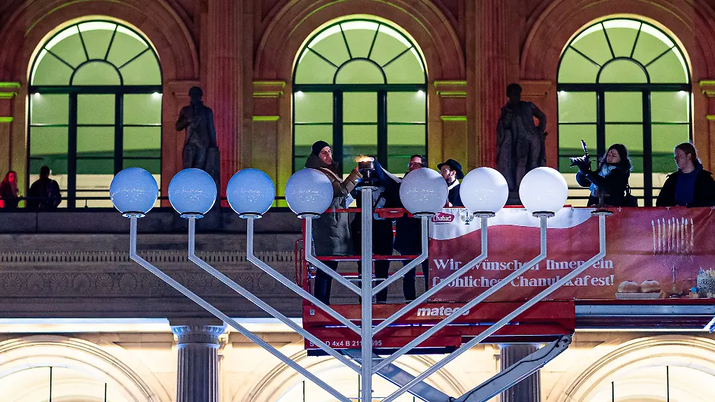 Das-erste-Licht-am-Leuchter-wird-entzuendet
