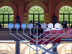 Niedersachsen & Bremen: Erste Kerze brennt – Chanukka von Sorge begleitet