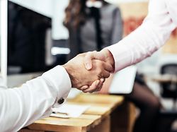 Etikette am Arbeitsplatz : Du oder Sie im Job? Sechs Sonderfälle und ihre Lösungen