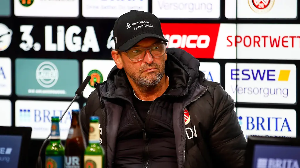 14-12-2025-xavx-Fussball-3-Liga-SV-Wehen-Wiesbaden-Energie-Cottbus-v-l-Trainer-Claus-Dieter-Wollitz-FC-Energie-Cottbus-auf-der-Pressekonferenz-nach-dem-Spiel