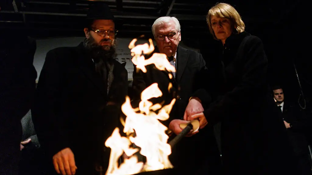 14-12-2025-Berlin-Rabbiner-Yehuda-Teichtal-l-Bundespraesident-Frank-Walter-Steinmeier-M-und-Elke-Buedenbender-zuenden-eine-Fackel-fuer-die-erste-Kerze-des-Chanukka-Leuchters-auf-dem-Pariser-Platz-vor-dem-Brandenburg-Tor-anlaesslich-der-beginnenden-Chanukka-Feiertage-an-Nach-dem-brutalen-Angriff-auf-eine-Chanukka-Feier-der-Juedischen-Gemeinde-Chabad-in-Sydney-am-Bondi-Beach-riefen-sie-zum-Gebet-auf