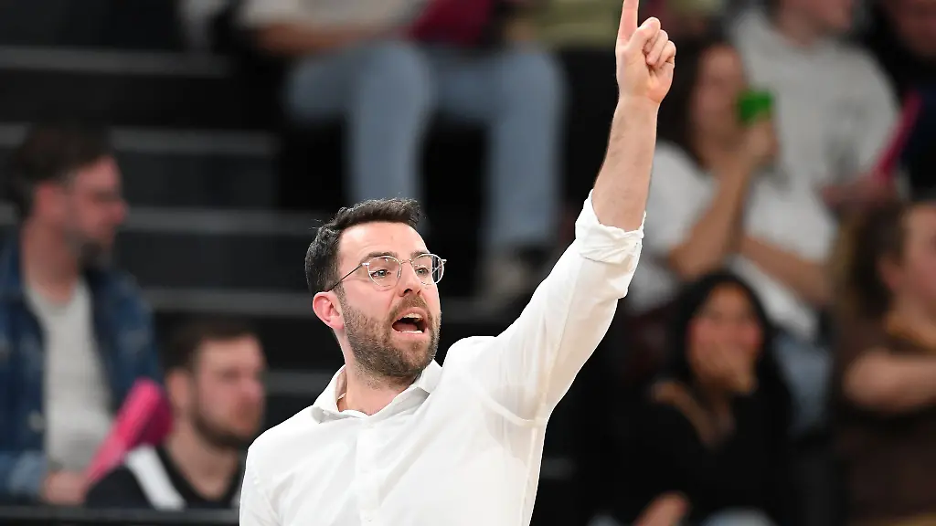 Hamburgs-Trainer-Benka-Barloschky-ist-mit-seinem-Team-der-erste-Saisonsieg-gelungen