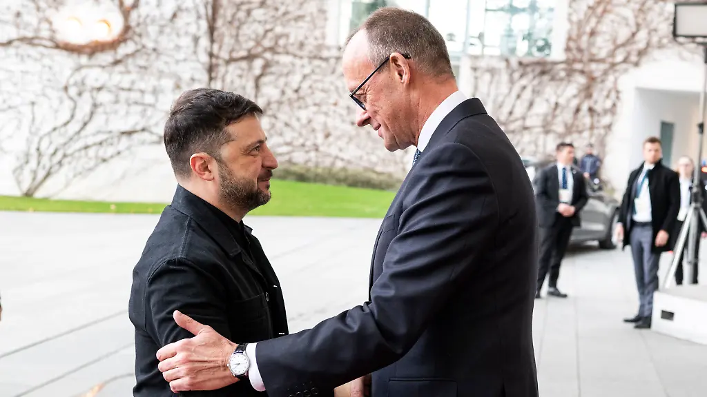 HANDOUT-14-12-2025-Berlin-Bundeskanzler-Friedrich-Merz-CDU-r-begruesst-Wolodymyr-Selenskyj-Praesident-der-Ukraine-zu-Ukraine-Gespraechen-im-Kanzleramt-US-Vertreter-wollen-in-Berlin-mit-Ukrainern-und-Europaeern-ueber-einen-moeglichen-Waffenstillstand-beraten