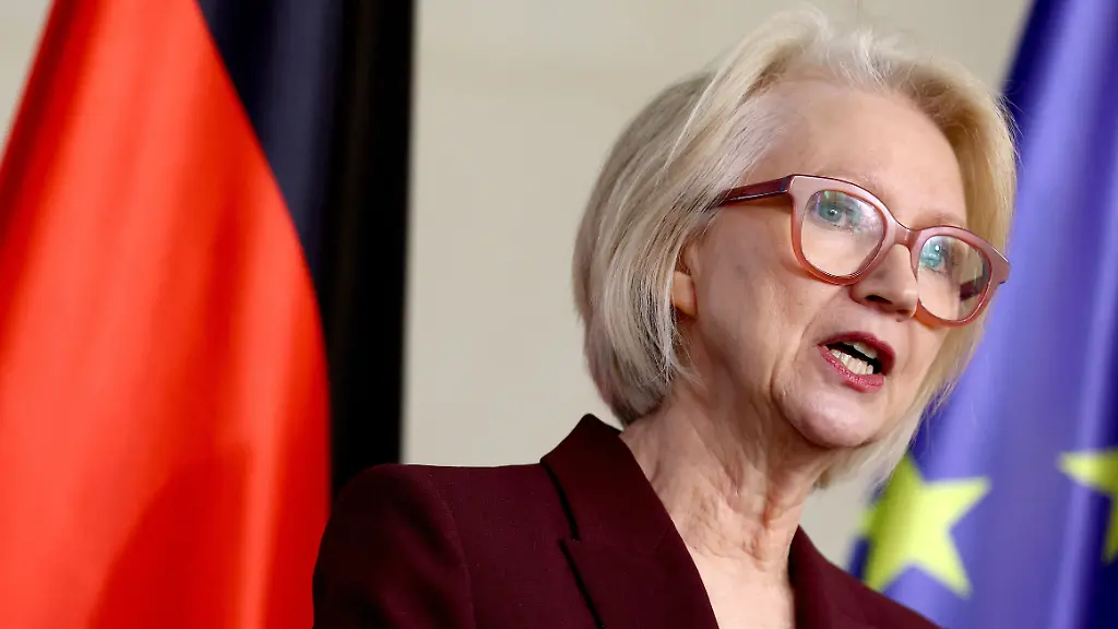 Chairwoman-of-the-Council-of-Economic-Experts-Monika-Schnitzer-presents-the-new-forecast-for-the-German-Economy-at-the-Chancellery-in-Berlin-Germany-November-12-2025