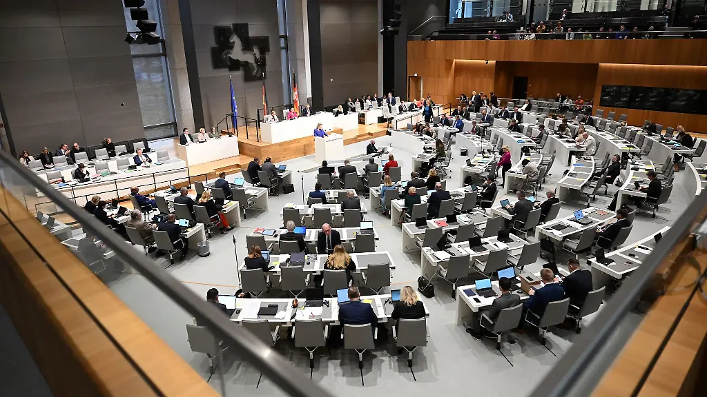 Drei-von-vier-Fraktionen-im-Landtag-wollen-den-Ausschuss-fuer-Angelegenheiten-des-Verfassungsschutzes-aufloesen-und-durch-ein-parlamentarisches-Kontrollgremium-ersetzen