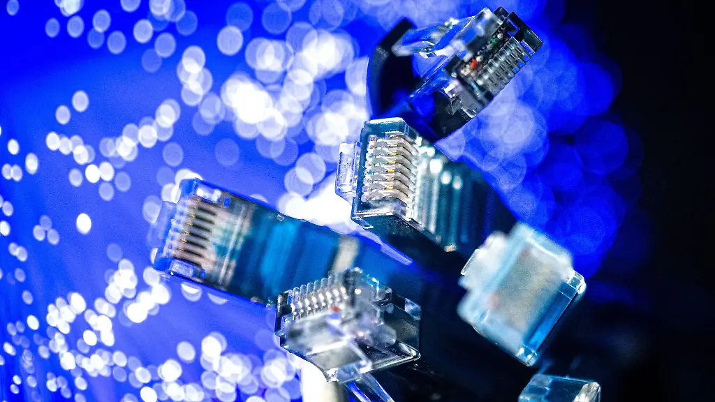 Verzoegert-sich-der-Glasfaserausbau-hat-das-auch-Auswirkungen-auf-den-Internetvertrag