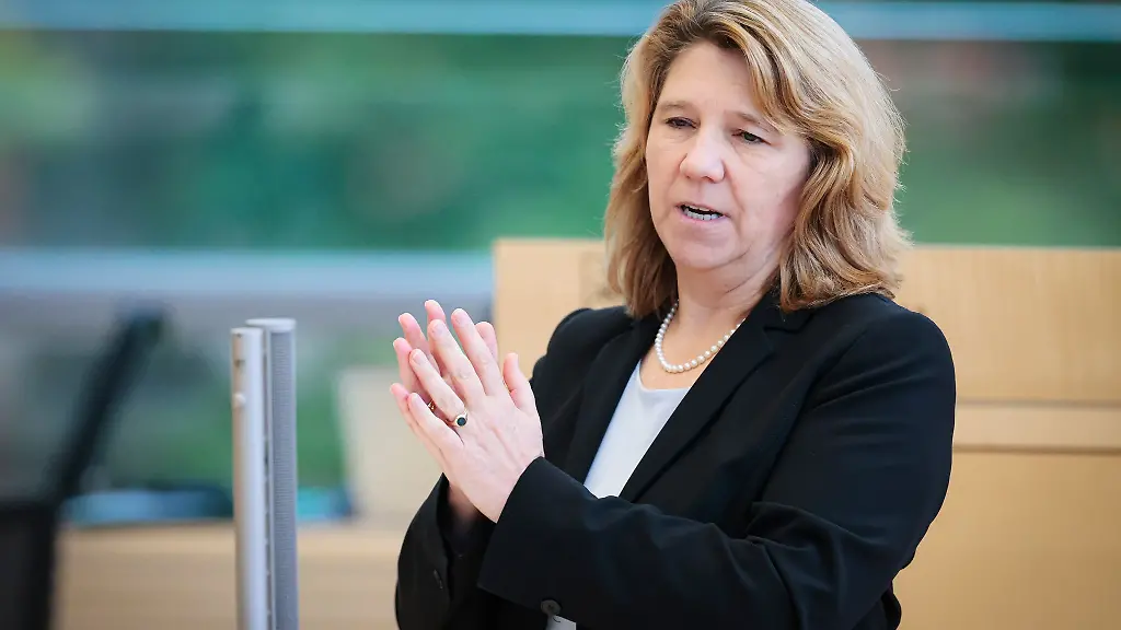 Justizministerin-Kerstin-von-der-Decken-CDU-plant-einen-neuen-Jura-Studiengang