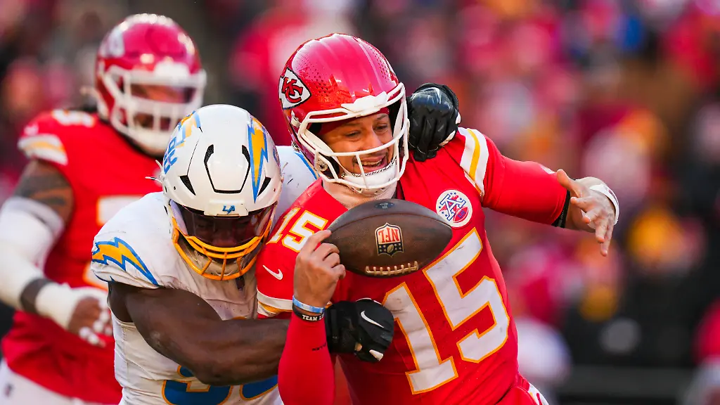 Dec-14-2025-Kansas-City-Missouri-USA-Los-Angeles-Chargers-linebacker-Odafe-Oweh-98-sacks-Kansas-City-Chiefs-quarterback-Patrick-Mahomes-15-during-the-second-half-at-GEHA-Field-at-Arrowhead-Stadium