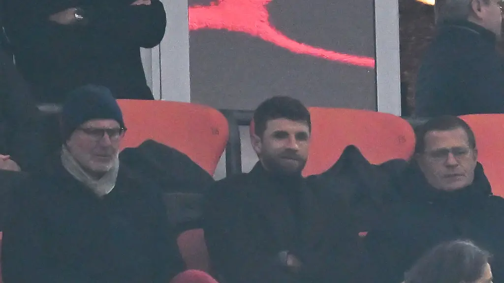 14-12-2025-Bayern-Muenchen-Fussball-Bundesliga-Bayern-Muenchen-FSV-Mainz-05-14-Spieltag-in-der-Allianz-Arena-Karl-Heinz-Rummenigge-l-r-Thomas-Mueller-und-Max-Eberl-Sportvorstand-des-FC-Bayern-Muenchen-sitzen-auf-der-Tribuene-Foto-Sven-Hoppe-dpa-WICHTIGER-HINWEIS-Gemaess-den-Vorgaben-der-DFL-Deutsche-Fussball-Liga-bzw-des-DFB-Deutscher-Fussball-Bund-ist-es-untersagt-in-dem-Stadion-und-oder-vom-Spiel-angefertigte-Fotoaufnahmen-in-Form-von-Sequenzbildern-und-oder-videoaehnlichen-Fotostrecken-zu-verwerten-bzw-verwerten-zu-lassen