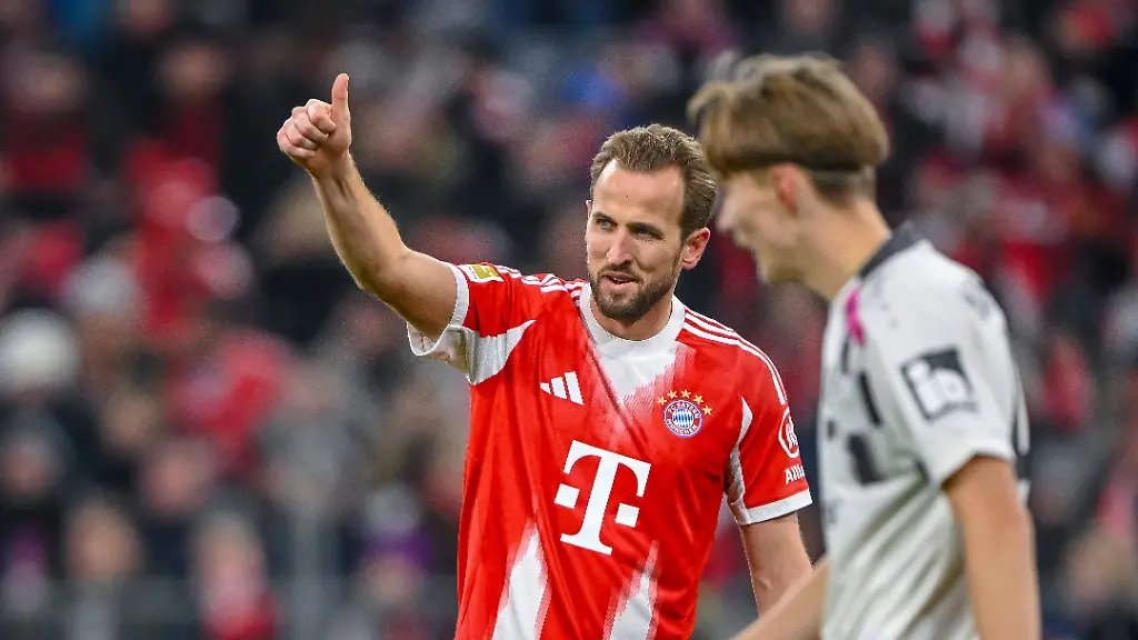 Harry-Kane-FC-Bayern-Muenchen-mit-Daumen-nach-oben-waehrend-des-spiels-der-Bundesliga-zwischen-FC-Bayern-Muenchen-und-1-FSV-Mainz-05-Allianz-Arena-am-14-December-2025-in-Muenchen-Deutschland-Foto-von-Harry-Langer-DeFodi-Images-Harry-Kane-FC-Bayern-Muenchen-with-Thumbs-up-during-the-Bundesliga-match-between-FC-Bayern-Muenchen-and-1-FSV-Mainz-05-at-Allianz-Arena-on-December-14-2025-in-Muenchen-Germany-Photo-by-Harry-Langer-DeFodi-Images-DFL-regulations-prohibit-any-use-of-photographs-as-image-sequences-and-or-quasi-video-Photo-by-Harry-Langer-DeFodi-Images-DFL-regulations-prohibit-any-use-of-photographs-as-image-sequences-and-or-quasi-video