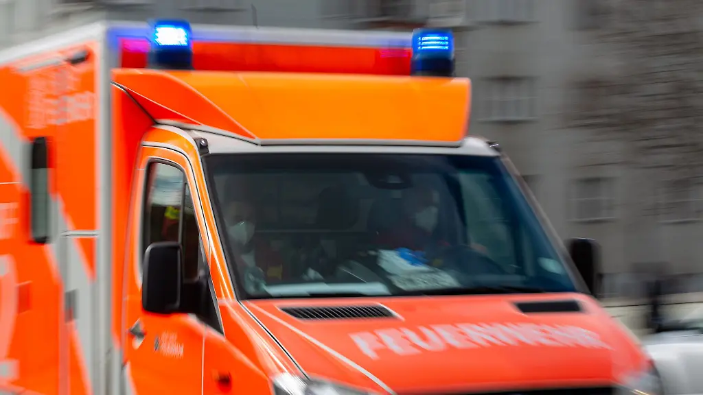 Die-Feuerwehr-war-nach-eigenen-Angaben-mit-32-Einsatzkraeften-rund-eine-Stunde-am-Unfallfort