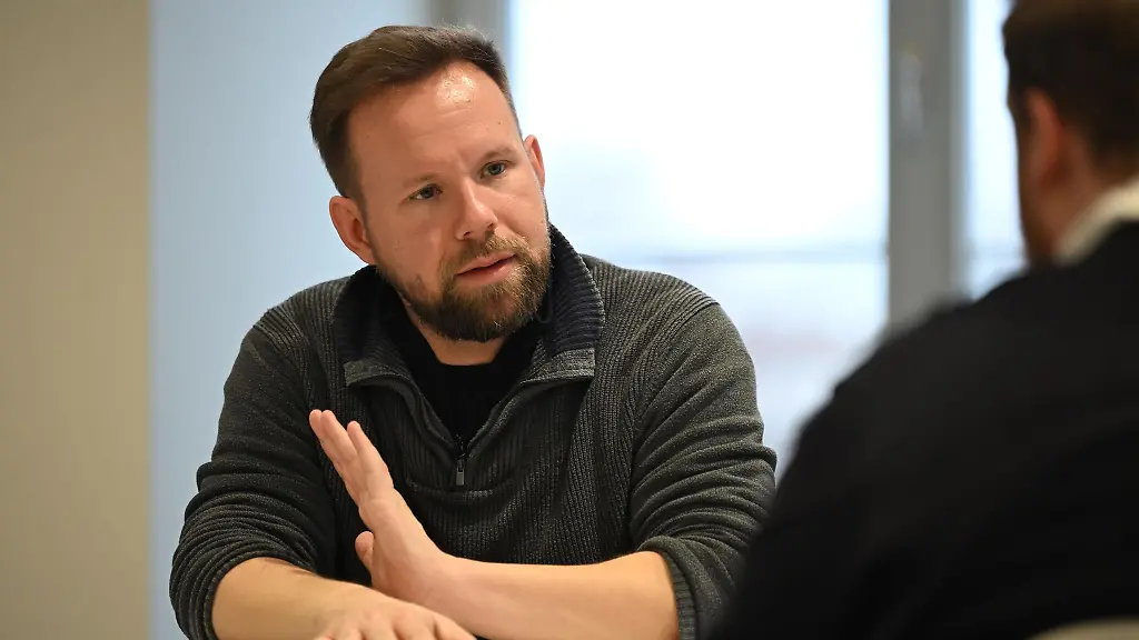 Linke-Landeschef-Peters-erklaert-warum-seine-Partei-die-Wehrpflicht-ablehnt