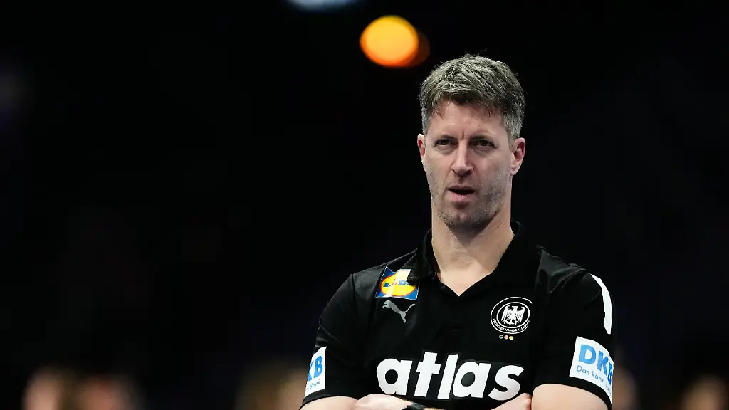 Women-s-Handball-World-Championship-WM-Weltmeisterschaft-2025-France-Germany-Rotterdam-Netherlands-20251212-Germany-s-coach-Markus-Gaugisch-during-the-semi-final-of-the-Women-s-Handball-World-Championship-between-France-and-Germany-at-Ahoy-Arena-Photo-Beate-Oma-Dahle-NTB-Rotterdam-Netherlands-EDITORIAL-USE-ONLY-RESTRICTED-USE-FOR-BETTING-COMPANIES-Ref-SPOhQs96zegXdk
