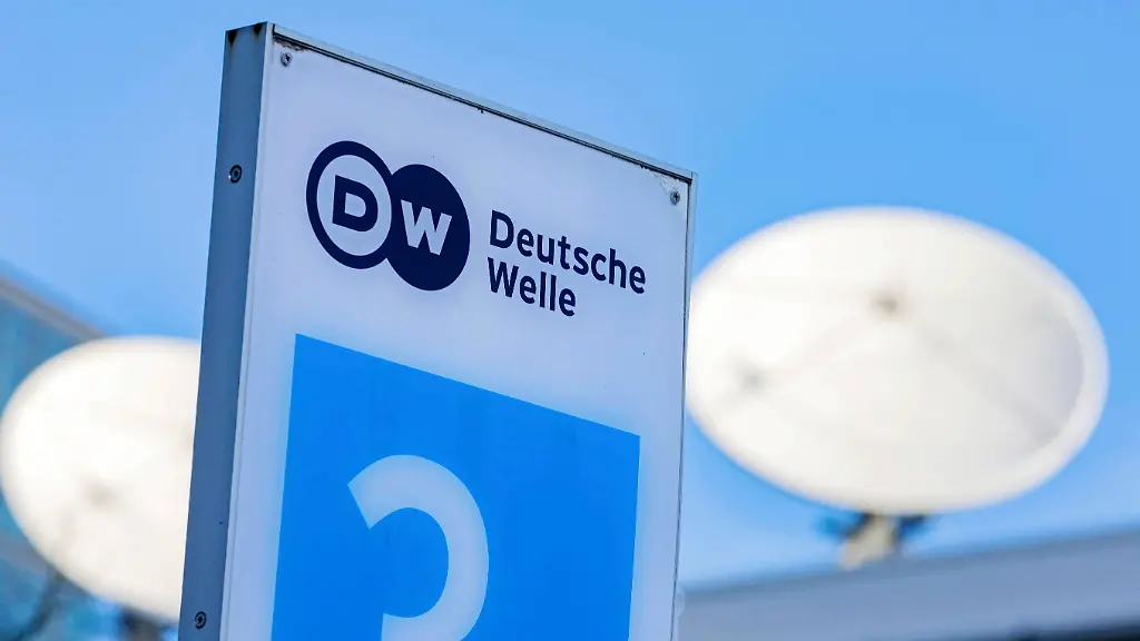 Rundfunkanstalt-Deutsche-Welle-in-Bonn-Foto-vom-02-03-2022-Die-Deutsche-Welle-ist-der-Auslandsrundfunk-der-Bundesrepublik-Deutschland-Die-Welle-wurde-1953-gegruendet-sie-ist-eine-Anstalt-des-oeffentlichen-Rechts-und-Mitglied-der-ARD-finanziert-sich-jedoch-nicht-aus-Rundfunkbeitraegen-sondern-aus-Steuergeldern-des-Bundes