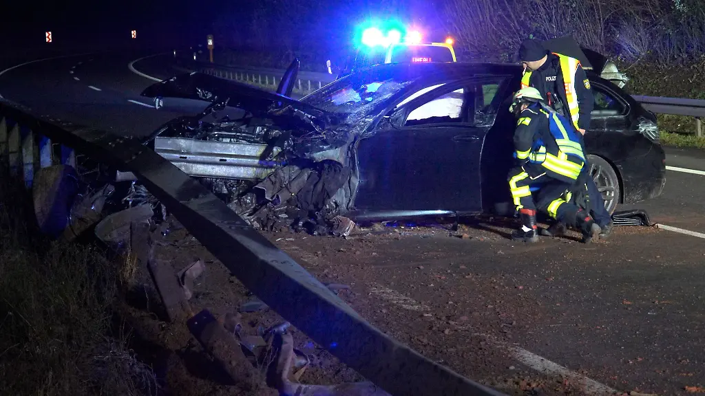 Der-Fahrer-verlor-aus-bislang-unbekannten-Gruenden-die-Kontrolle-ueber-sein-Auto