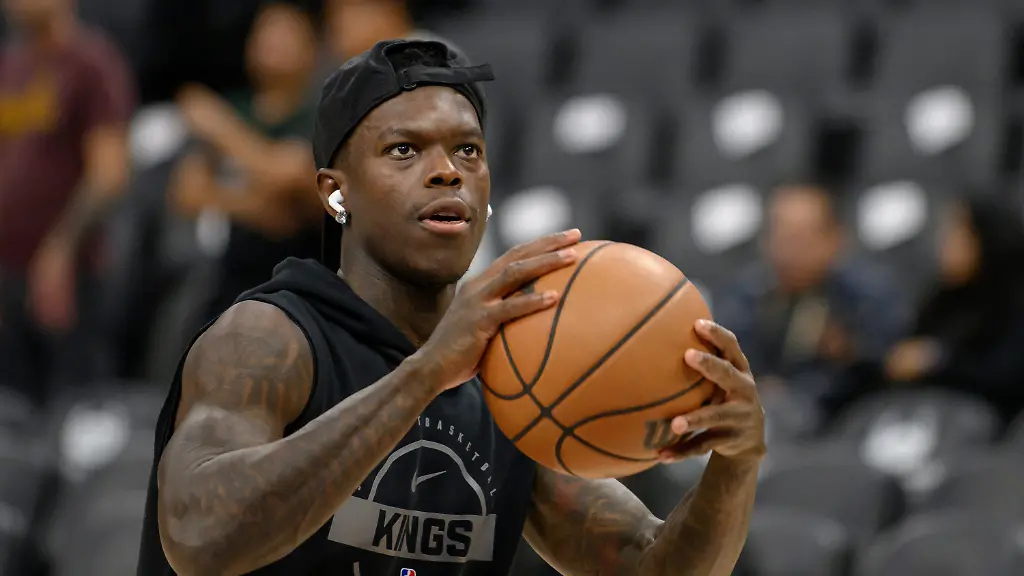 24-11-2025-USA-Sacramento-Basketball-NBA-Sacramento-Kings-Minnesota-Timberwolves-Sacramento-Kings-Guard-Dennis-Schroeder-waermt-sich-auf