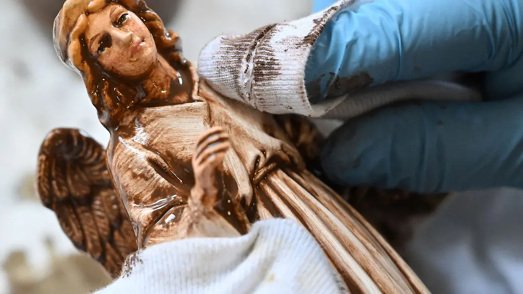 Einer-Figur-aus-Papiermache-wird-in-der-Marolin-Manufaktur-Steinach-von-Hand-die-Patina-mit-weichen-Lappen-von-der-Oberflaeche-gewischt-Das-Unternehmen-fertigt-seit-125-Jahren-auf-diese-Weise-Figuren-in-Handarbeit