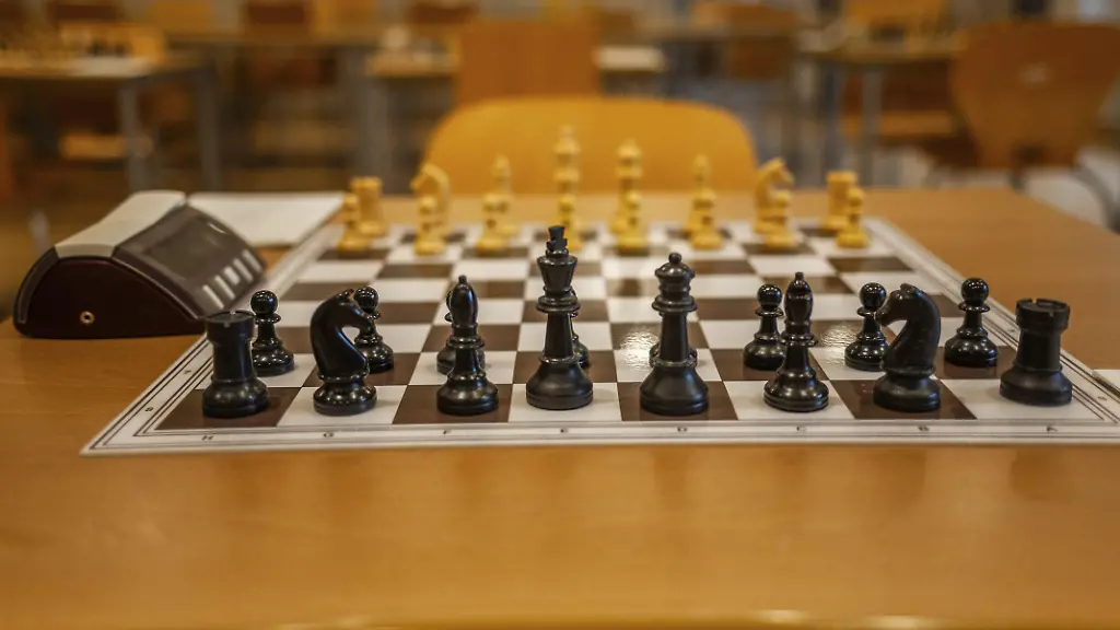 Schachfiguren-auf-einem-Schachbrett-Schachuhr-Leoben-Steiermark-Oesterreich