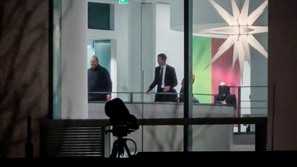 Rustem-Umjerow-l-ehemaliger-ukrainischer-Verteidigungsminister-und-Jared-Kushner-M-Schwiegersohn-von-US-Praesident-Trump-sind-im-Bundeskanzleramt-zu-sehen-Im-Kanzleramt-beraten-der-ukrainische-Praesident-Selenskyj-seine-Unterhaendler-und-die-US-Delegation-zunaechst-unter-sich-ueber-das-weitere-Vorgehen-in-den-Verhandlungen-ueber-einen-Waffenstillstand-in-der-Ukraine