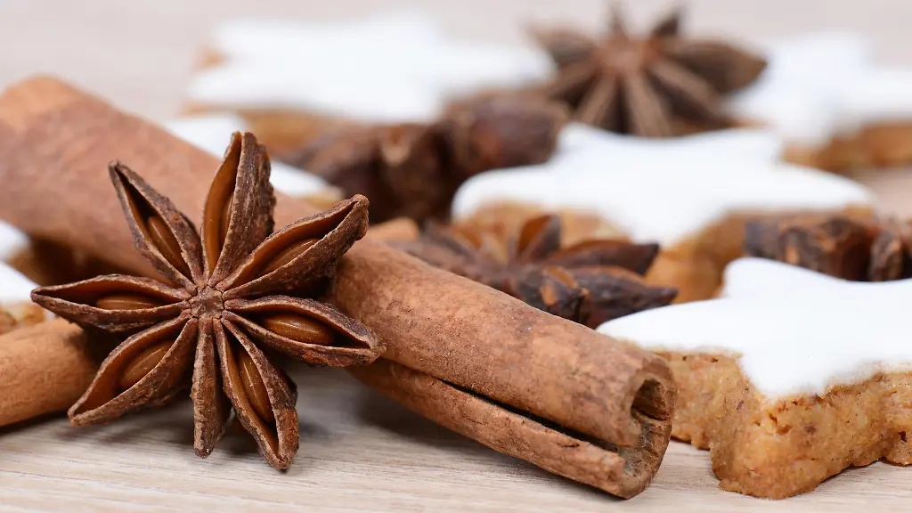 Zimtsterne-Zimtsterne-traditionelle-deutsche-Weihnachtsplaetzchen-Lebkuchen-mit-Anisgewuerz-fuer-die-Winterfeiertage