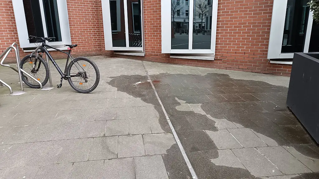 Nach-Schuessen-sind-neben-dem-Eingang-einer-Bar-auf-dem-Boden-noch-Blutspuren-zu-sehen