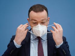 "Lieber Geld als Menschenleben": Spahn verteidigt Maskenkäufe während Corona-Pandemie