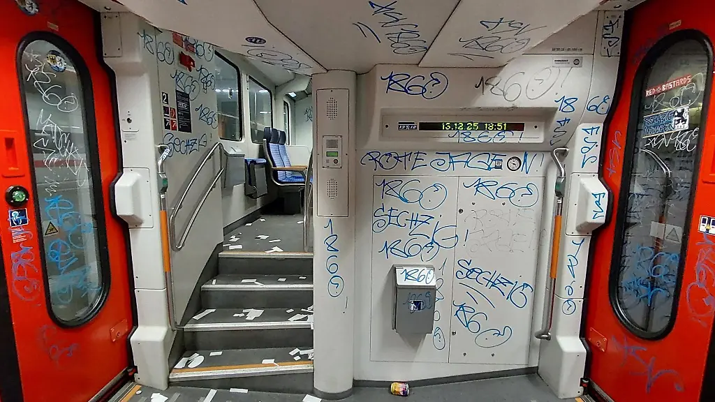 Unbekannte-Fans-lassen-den-Zug-verwuestet-zurueck
