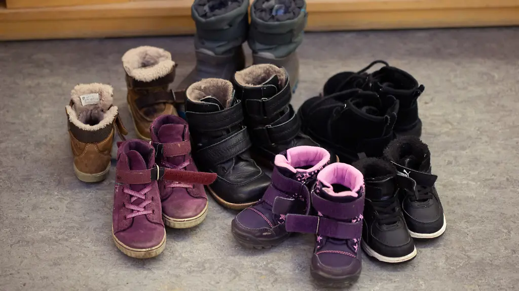 Kinderschuhe-und-stiefel-sind-auf-dem-Boden-in-einer-Kindertagesstaette-abgestellt-Zehn-Faelle-moeglicher-Kindeswohlgefaehrdung-an-Bremer-Kitas-sind-dieses-Jahr-bislang-bekannt