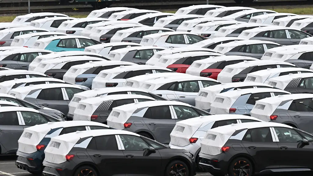 Vollelektrische-Fahrzeuge-aus-dem-Volkswagenwerk-in-Zwickau-parken-nach-der-Produktion-im-Werk-Die-europaeischen-Autobauer-sind-auf-dem-rasch-wachsenden-Weltmarkt-fuer-vollelektrische-Autos-unter-Druck