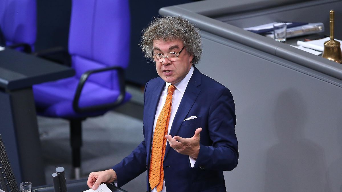 Rechtsextremismus-im-Parlament-AfD-Abgeordneter-wegen-Hitlergru-im-Bundestag-angeklagt