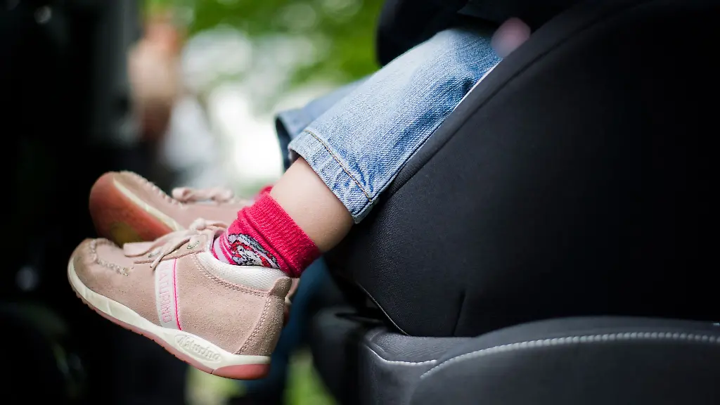 Statt-im-Kindersitz-sass-der-kleine-Junge-im-Beifahrersitz