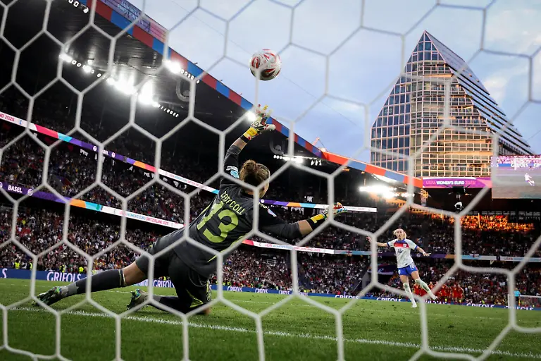 Soccer-Football-UEFA-Women-s-Euro-2025-Final-England-v-Spain-St-Jakob-Park-Basel-Switzerland-July-27-2025-England-s-Chloe-Kelly-scores-the-penalty-to-win-the-shoot-out-past-Spain-s-Catalina-Coll-REUTERS-Denis-Balibouse-TPX-IMAGES-OF-THE-DAY-SEARCH-REUTERS-BEST-SPORTS-2025-FOR-THIS-STORY-SEARCH-REUTERS-YEAR-END-FOR-ALL-2025-YEAR-END-GALLERIES