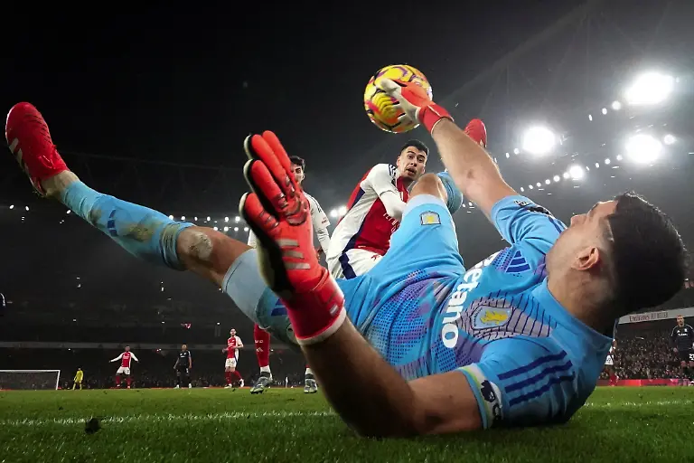 Soccer-Football-Premier-League-Arsenal-v-Aston-Villa-Emirates-Stadium-London-Britain-January-18-2025-Arsenal-s-Gabriel-Martinelli-scores-their-first-goal-past-Aston-Villa-s-Emiliano-Martinez-REUTERS-Hannah-Mckay-EDITORIAL-USE-ONLY-NO-USE-WITH-UNAUTHORIZED-AUDIO-VIDEO-DATA-FIXTURE-LISTS-CLUB-LEAGUE-LOGOS-OR-LIVE-SERVICES-ONLINE-IN-MATCH-USE-LIMITED-TO-120-IMAGES-NO-VIDEO-EMULATION-NO-USE-IN-BETTING-GAMES-OR-SINGLE-CLUB-LEAGUE-PLAYER-PUBLICATIONS-PLEASE-CONTACT-YOUR-ACCOUNT-REPRESENTATIVE-FOR-FURTHER-DETAILS-TPX-IMAGES-OF-THE-DAY-SEARCH-REUTERS-BEST-SPORTS-2025-FOR-THIS-STORY-SEARCH-REUTERS-YEAR-END-FOR-ALL-2025-YEAR-END-GALLERIES