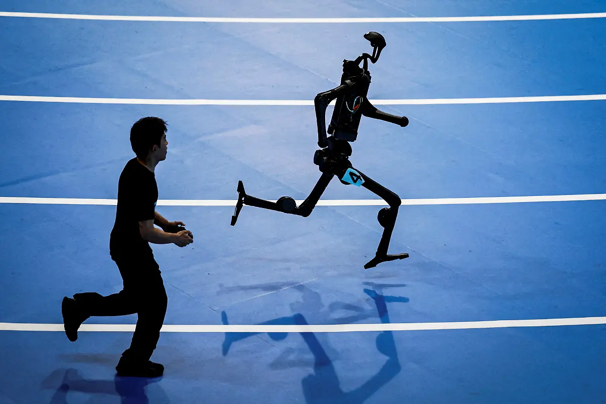 A-Unitree-Robotics-humanoid-robot-takes-part-in-a-400m-race-at-the-inaugural-World-Humanoid-Robot-Games-at-the-National-Speed-Skating-Oval-in-Beijing-China-August-15-2025-REUTERS-Tingshu-Wang-TPX-IMAGES-OF-THE-DAY-SEARCH-REUTERS-BEST-SPORTS-2025-FOR-THIS-STORY-SEARCH-REUTERS-YEAR-END-FOR-ALL-2025-YEAR-END-GALLERIES