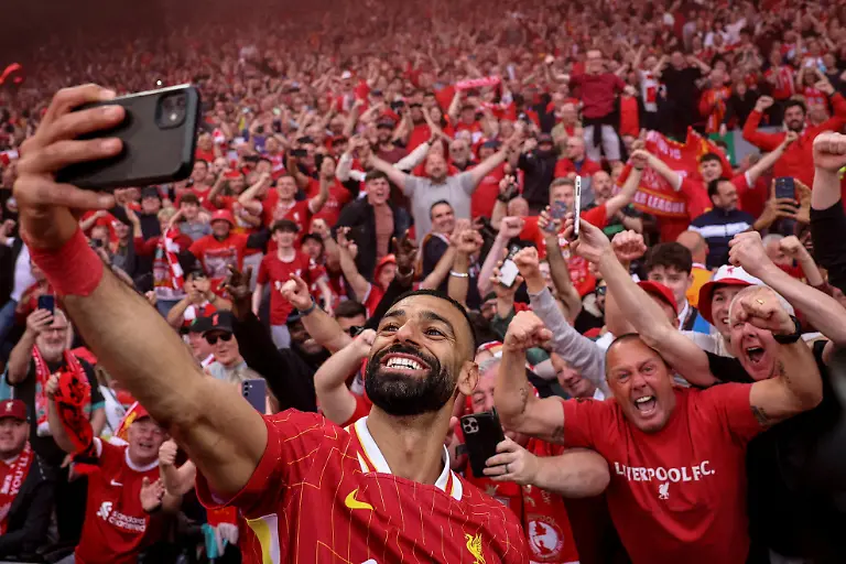 Soccer-Football-Premier-League-Liverpool-v-Tottenham-Hotspur-Anfield-Liverpool-Britain-April-27-2025-Liverpool-s-Mohamed-Salah-takes-a-selfie-with-fans-after-winning-the-Premier-League-REUTERS-Phil-Noble-EDITORIAL-USE-ONLY-NO-USE-WITH-UNAUTHORIZED-AUDIO-VIDEO-DATA-FIXTURE-LISTS-CLUB-LEAGUE-LOGOS-OR-LIVE-SERVICES-ONLINE-IN-MATCH-USE-LIMITED-TO-120-IMAGES-NO-VIDEO-EMULATION-NO-USE-IN-BETTING-GAMES-OR-SINGLE-CLUB-LEAGUE-PLAYER-PUBLICATIONS-PLEASE-CONTACT-YOUR-ACCOUNT-REPRESENTATIVE-FOR-FURTHER-DETAILS-TPX-IMAGES-OF-THE-DAY-SEARCH-REUTERS-BEST-SPORTS-2025-FOR-THIS-STORY-SEARCH-REUTERS-YEAR-END-FOR-ALL-2025-YEAR-END-GALLERIES