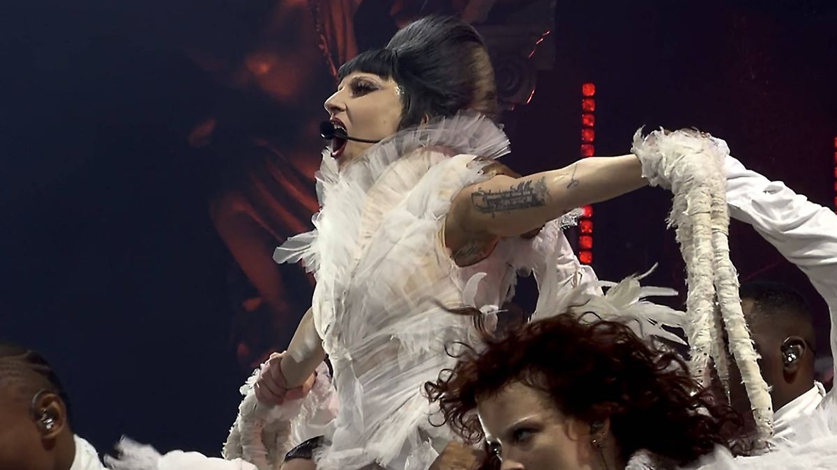 S-ngerin-unterbricht-Konzert-Lady-Gagas-T-nzer-st-rzt-von-regennasser-B-hne