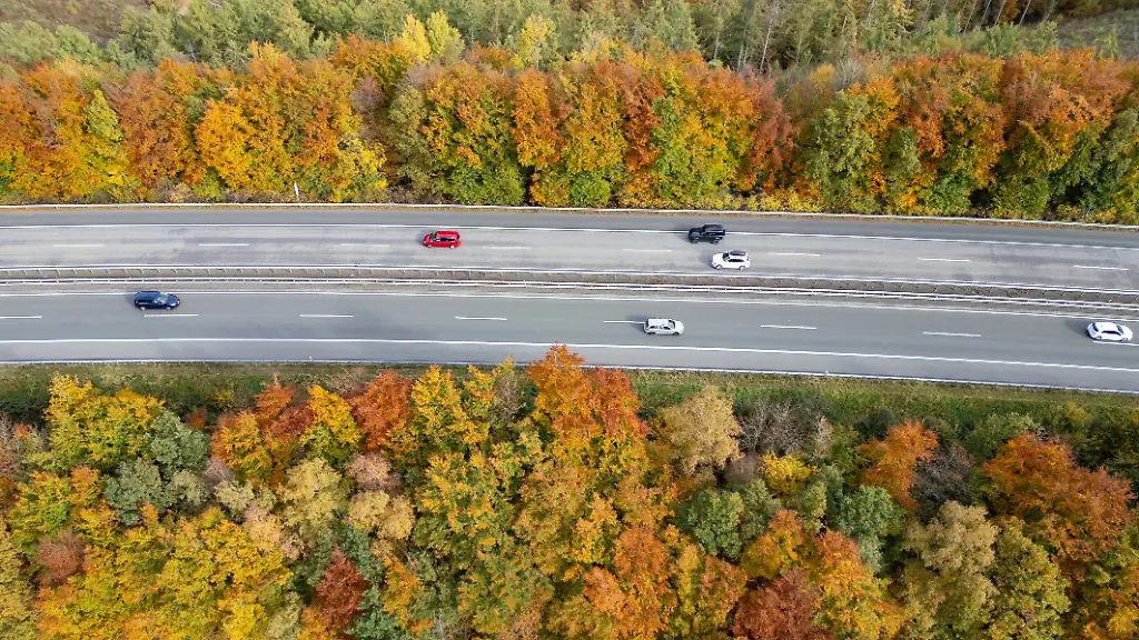 Luftaufnahme-Herbstmorgen-im-Siegerland-Indian-Summer-Das-bunte-Herbstlaub-strahlt-an-den-Baeumen-Baeumen-wie-hier-an-der-Autobahn-A45-zwischen-Siegen-und-Freudenberg-Herbst-im-Siegerland-am-18-10-2025-in-Siegen-Deutschland