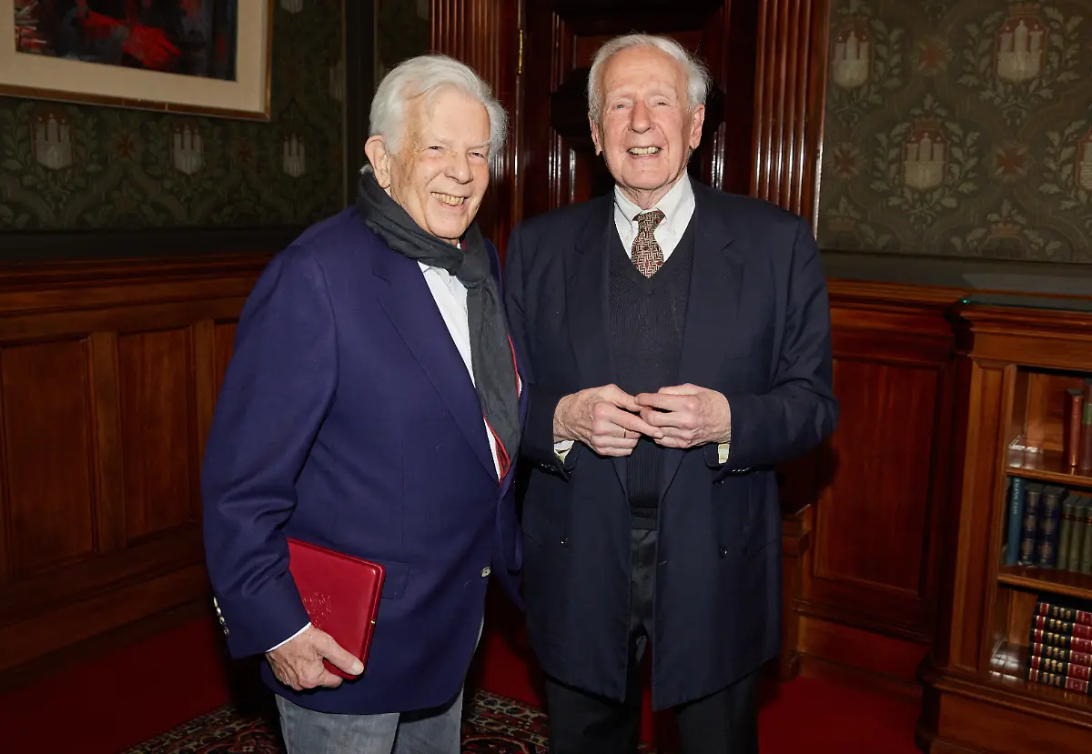 Die-Brueder-Christoph-von-Dohnanyi-Dirigent-und-Intendant-l-und-Klaus-von-Dohnanyi-SPD-ehemaliger-Erster-Buergermeister-von-Hamburg-stehen-im-Rathaus-Zuvor-hatte-P-Tschentscher-SPD-Erster-Buergermeister-von-Hamburg-Christoph-von-Dohnanyi-die-Johannes-Brahms-Medaille-im-Buergermeisteramtszimmer-ueberreicht