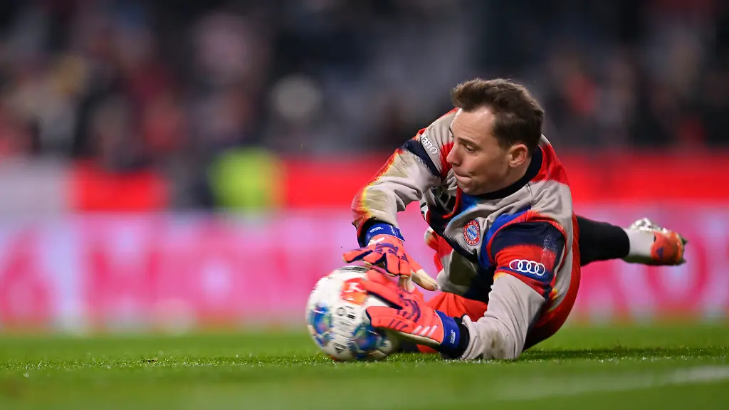 14-12-2025-Fussball-Bundesliga-2025-2026-14-Spieltag-FC-Bayern-Muenchen-1-FSV-Mainz-05-in-der-Allianz-Arena-Muenchen-Torwart-Manuel-Neuer-FC-Bayern-Muenchen-beim-Aufwaermen-DFL-and-DFB-regulations-prohibit-any-use-of-photographs-as-image-sequences-and-or-quasi-video-Waehrend-des-Spieles-duerfen-laut-DFL-Richtlinien-nur-max-15-Bilder-im-Internet-verwendet-werden-Ausgenommen-Bilddatenbanken-DFL-and-DFB-regulations-prohibit-any-use-of-photographs-as-image-sequences-and-or-quasi-video